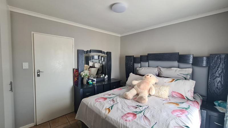 2 Bedroom Property for Sale in Oakglen Western Cape